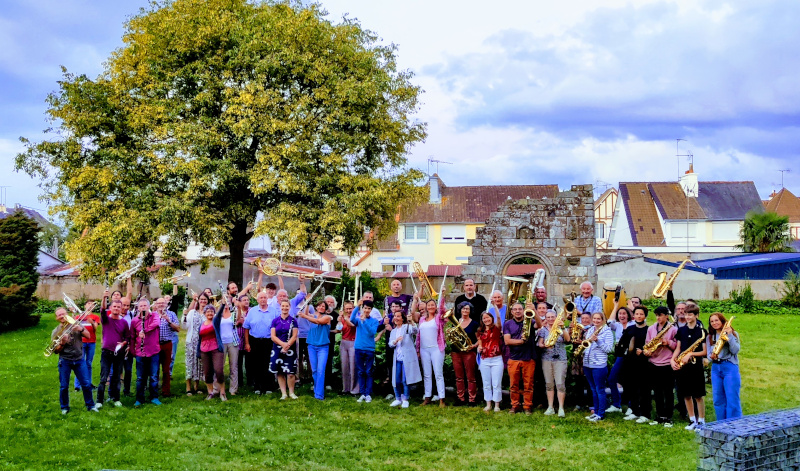 Musiciens de l'orchestre d'harmonie de Saint Brieuc avec un arbre et plein de couleurs